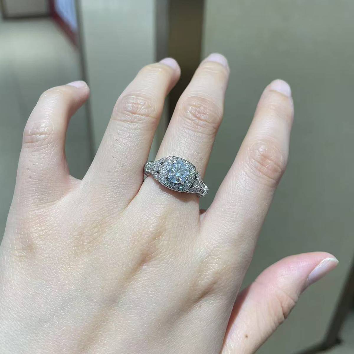 S925 Silver Plated Platinum Women's Ring Customized Selection Main Stone Moissanite 1.0ct/Secondary Stone High Carbon Diamond